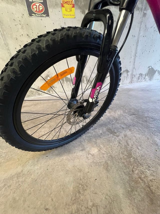 Bicicleta Monty KX7D morada y rosa. 