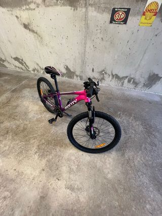 Bicicleta Monty KX7D morada y rosa. 