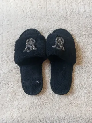Zapatillas de casa negras con logo
