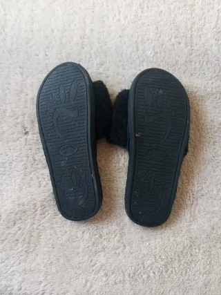 Zapatillas de casa negras con logo