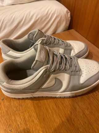 Zapatillas Nike grises y blancas