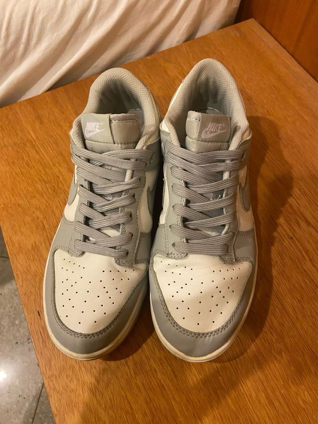 Zapatillas Nike grises y blancas