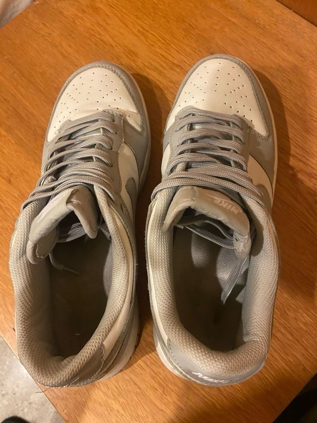 Zapatillas Nike grises y blancas