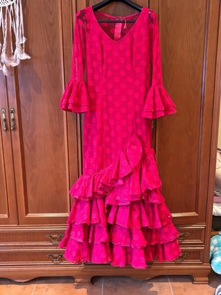 Traje de gitana rosa con volantes