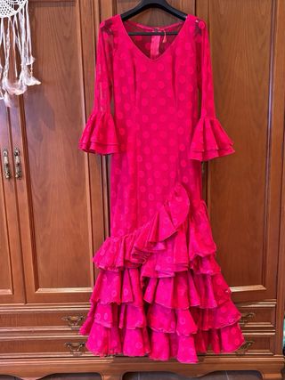 Traje de gitana rosa con volantes