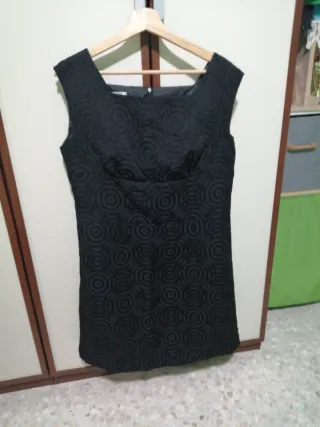 Vestido de fiesta negro con círculos efecto bordad