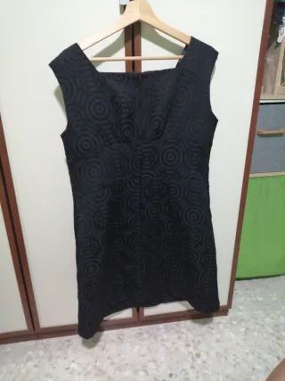 Vestido de fiesta negro con círculos efecto bordad