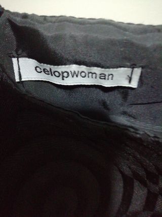 Vestido de fiesta negro con círculos efecto bordad