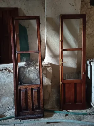 Puertas de madera antiguas con cristal