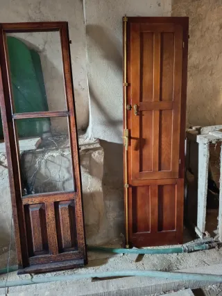 Puertas de madera antiguas con cristal