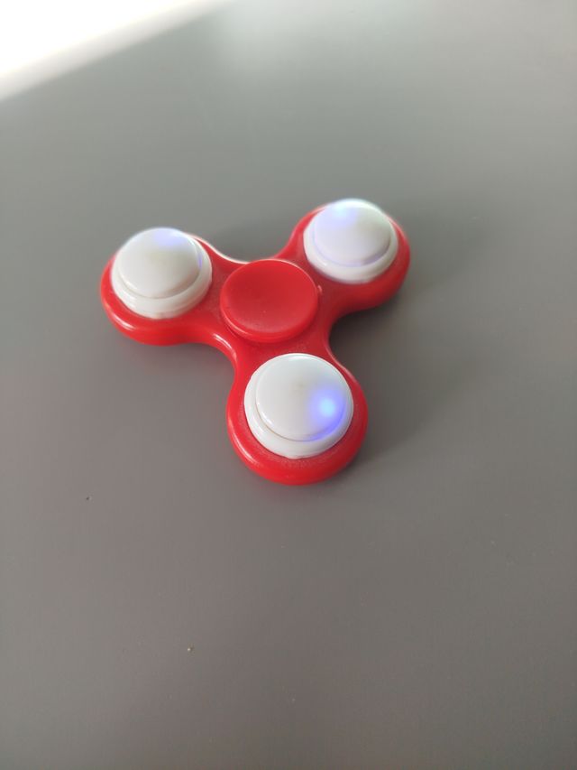 Fidget spinner rojo con luces