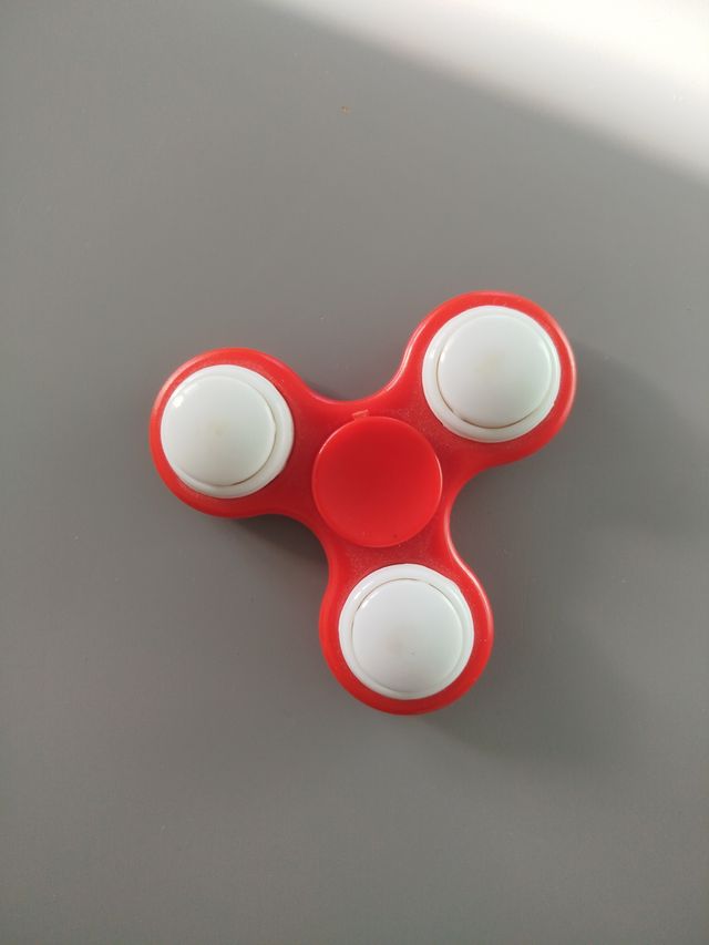 Fidget spinner rojo con luces