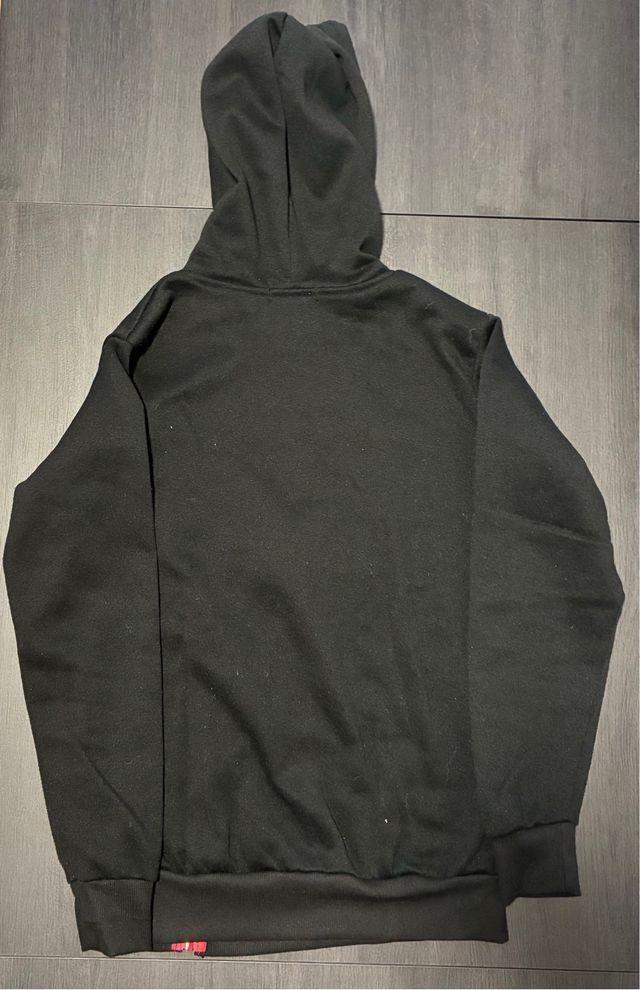 Sudadera Negra con Cremallera Roja