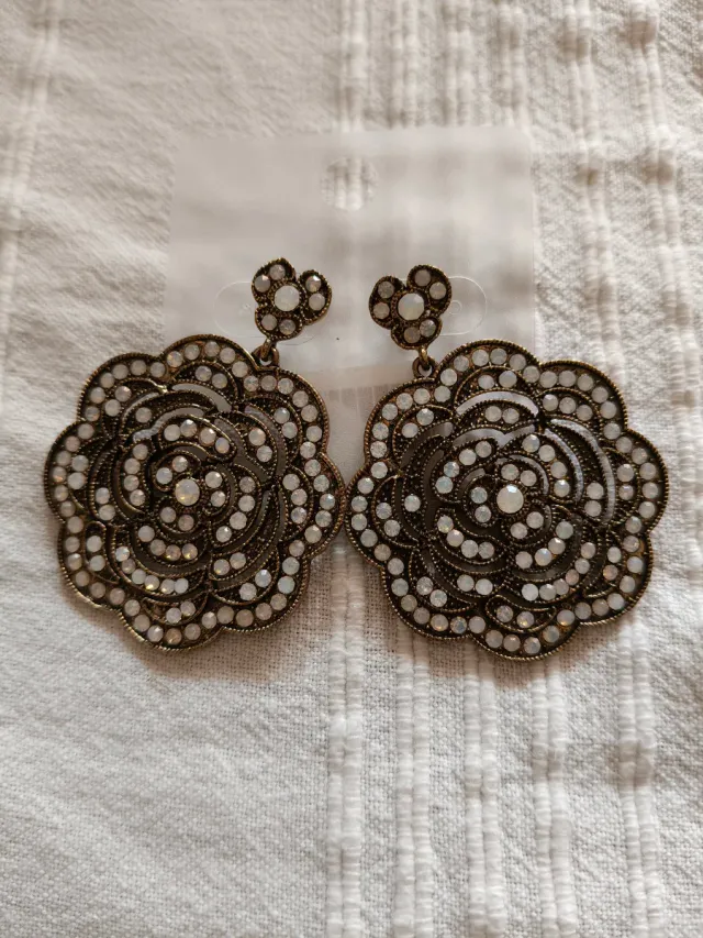 Pendientes Flor Dorados con Cristales Blancos