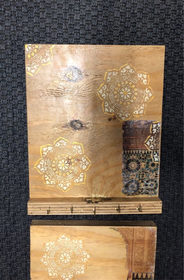 Colgador de llaves de madera decorado