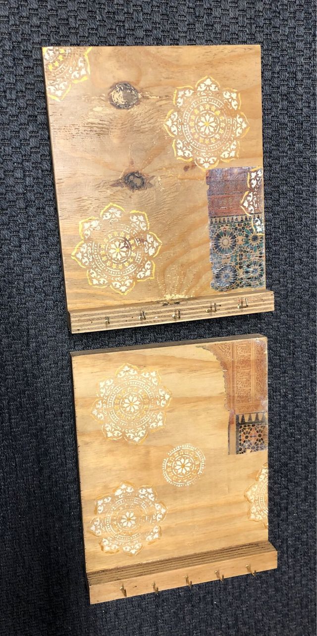 Colgador de llaves de madera decorado