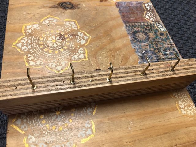 Colgador de llaves de madera decorado