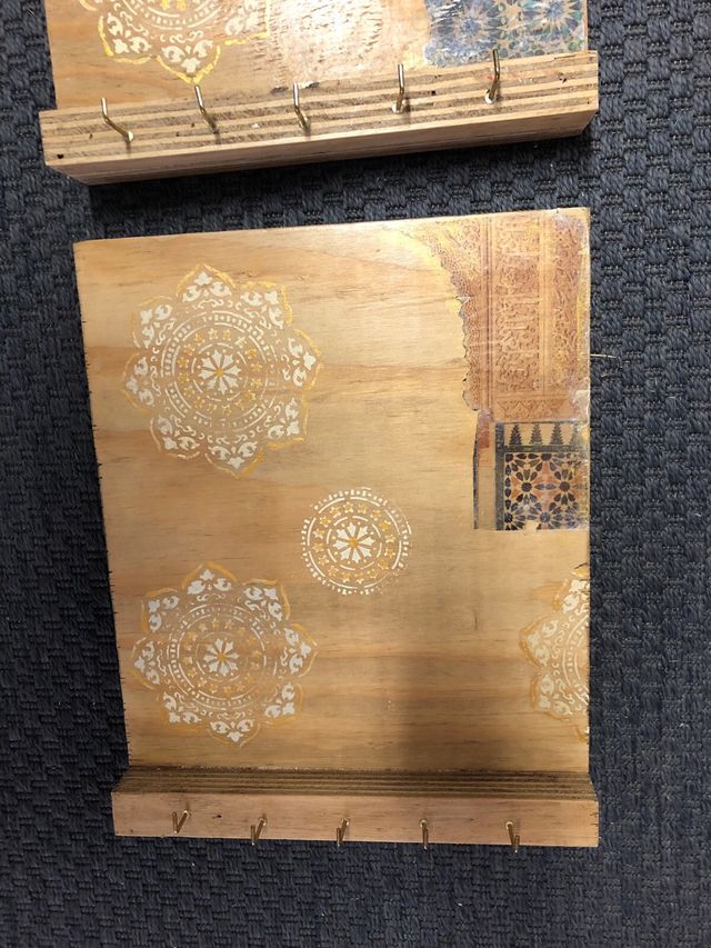 Colgador de llaves de madera decorado