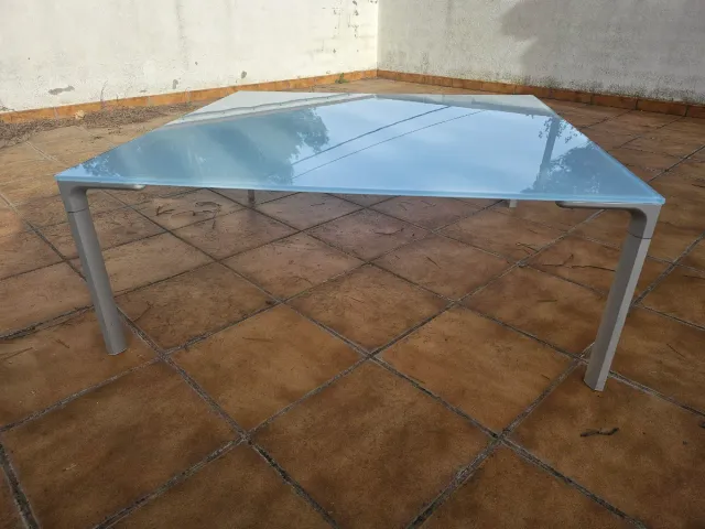 Mesa centro cristal y metal gris