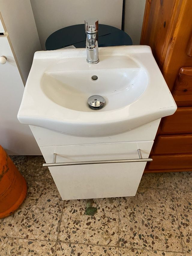 Lavabo con mueble blanco y grifería