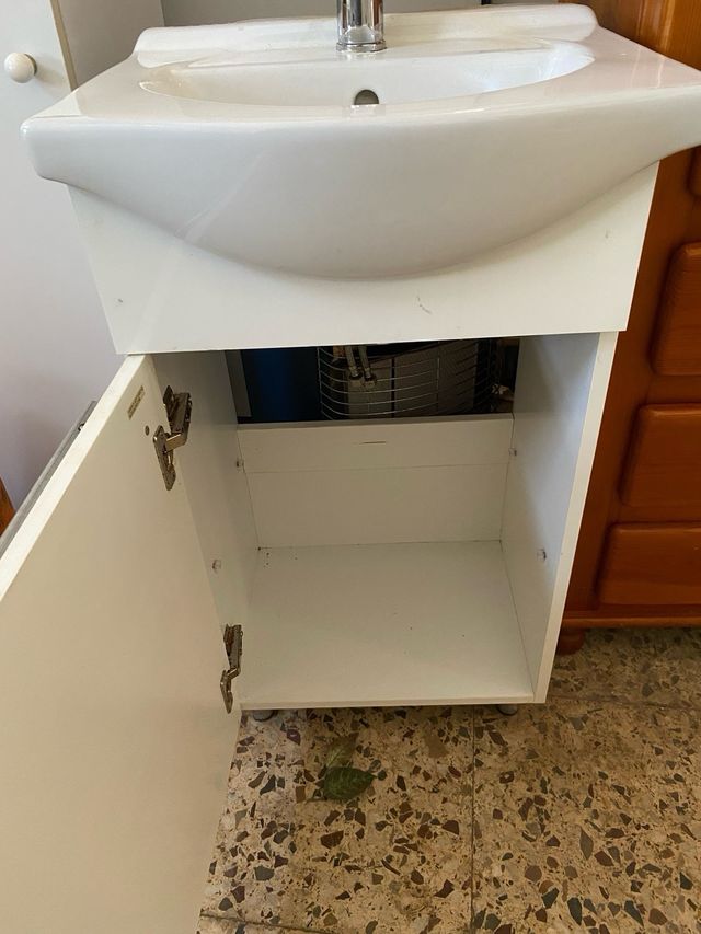 Lavabo con mueble blanco y grifería