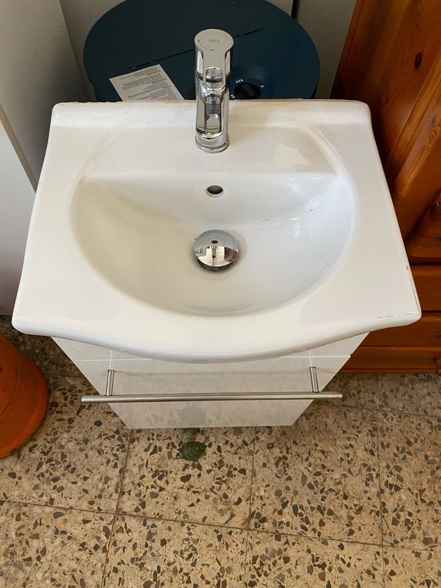Lavabo con mueble blanco y grifería