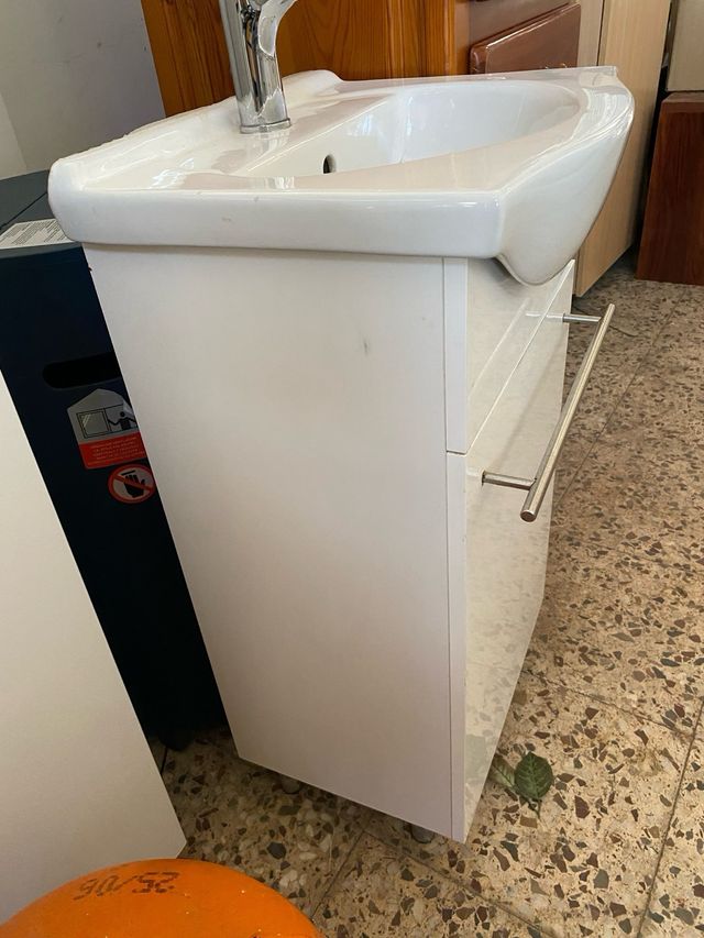 Lavabo con mueble blanco y grifería