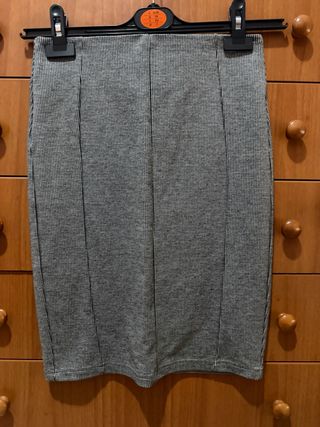 Falda tubo gris y blanca
