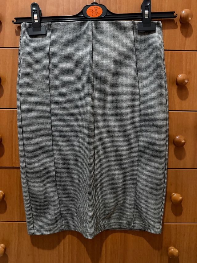 Falda tubo gris y blanca 