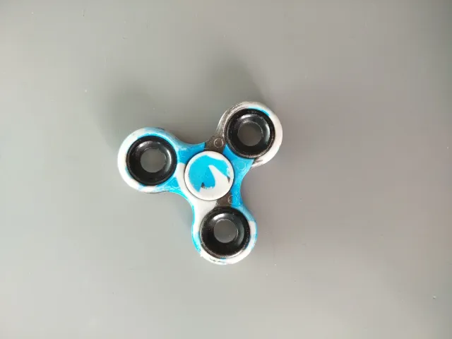 Fidget spinner azul, negro y blanco