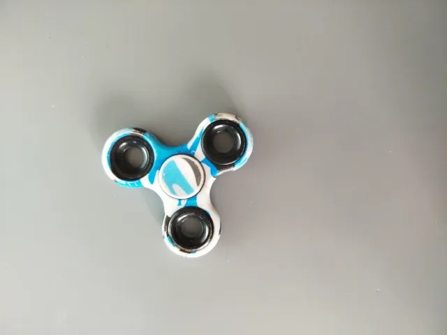 Fidget spinner azul, negro y blanco