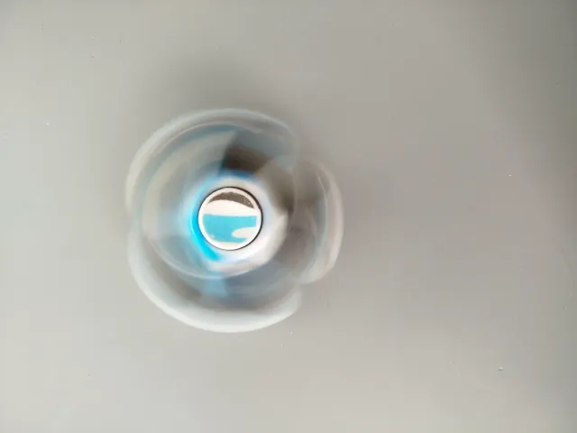Fidget spinner azul, negro y blanco