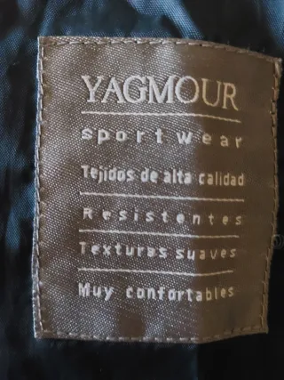 Abrigo de pana verde oscuro.