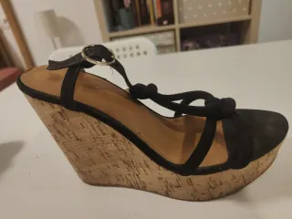 Cuña negra con tiras anudadas