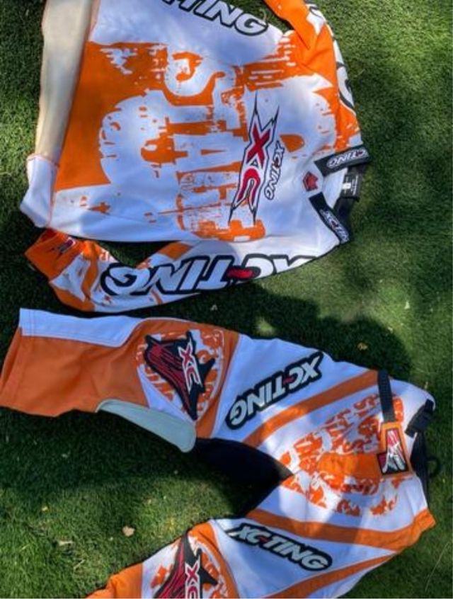 Ropa de moto XCTING naranja y blanca