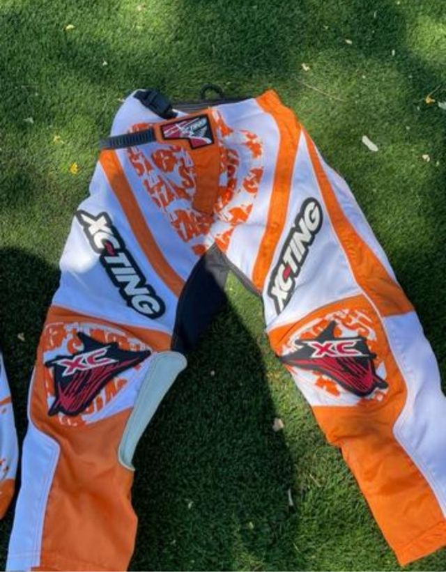Ropa de moto XCTING naranja y blanca