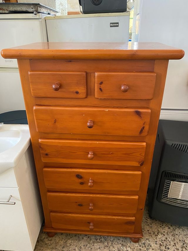 Cómoda de madera color miel