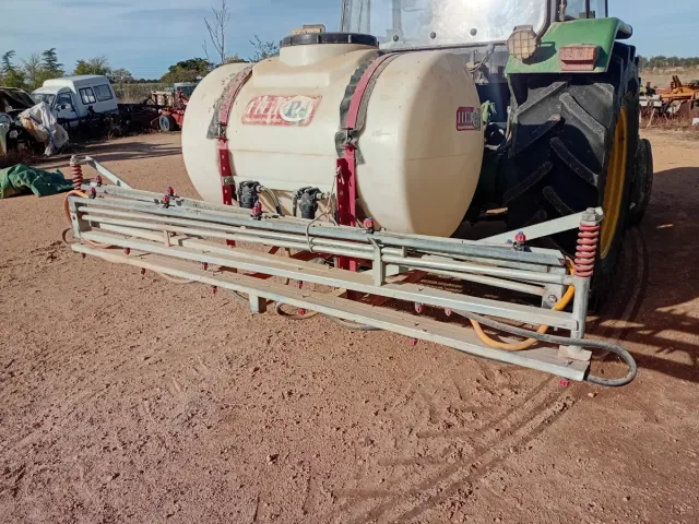 Carro herbicida con depósito