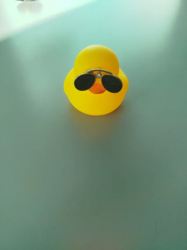 Juguete Pato de goma amarillo con gafas de sol