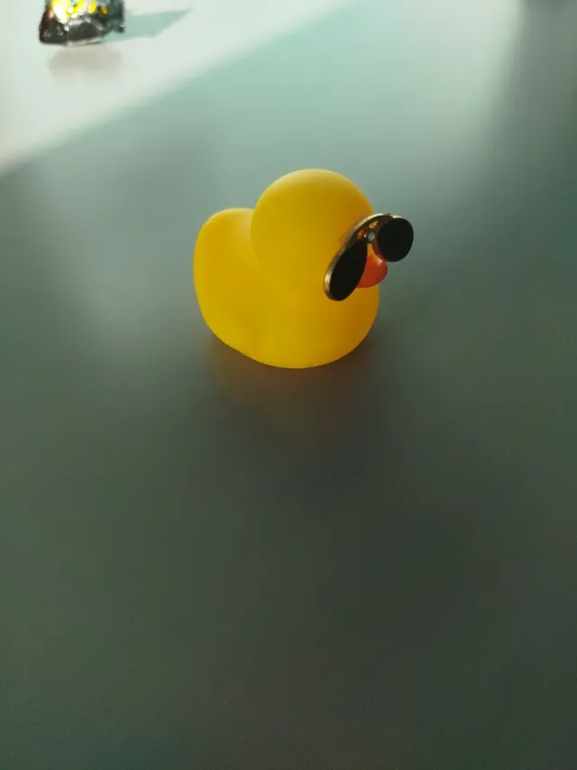 Juguete Pato de goma amarillo con gafas de sol