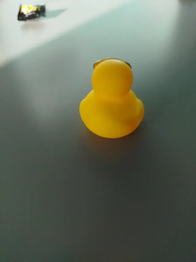 Juguete Pato de goma amarillo con gafas de sol