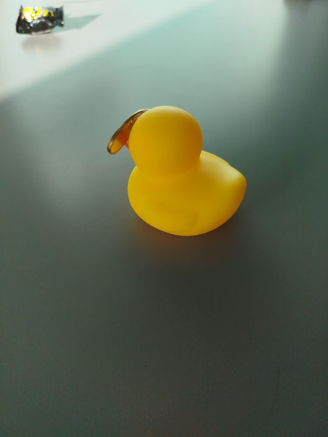 Juguete Pato de goma amarillo con gafas de sol