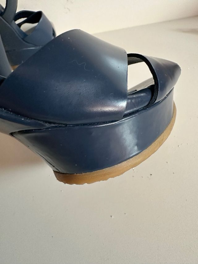 Sandalias tacón Martinelli azul y dorado