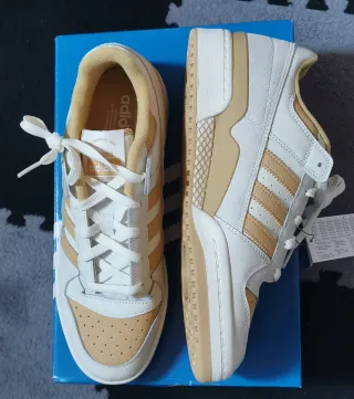 Zapatillas Adidas Forum Low Beige y Blanco