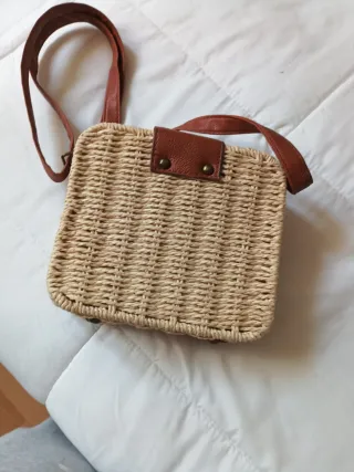 Bolso de mimbre con asa de cuero