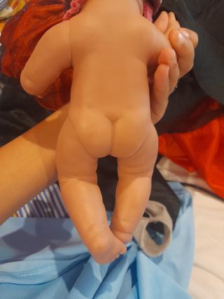 Muñeca bebé vastante realista con ropa