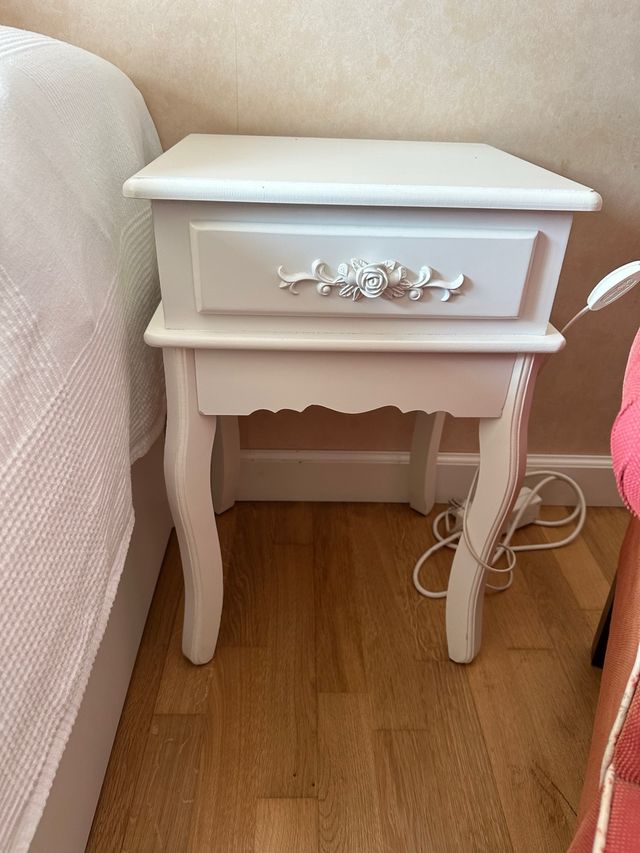 2 comodini bianchi con cassetto