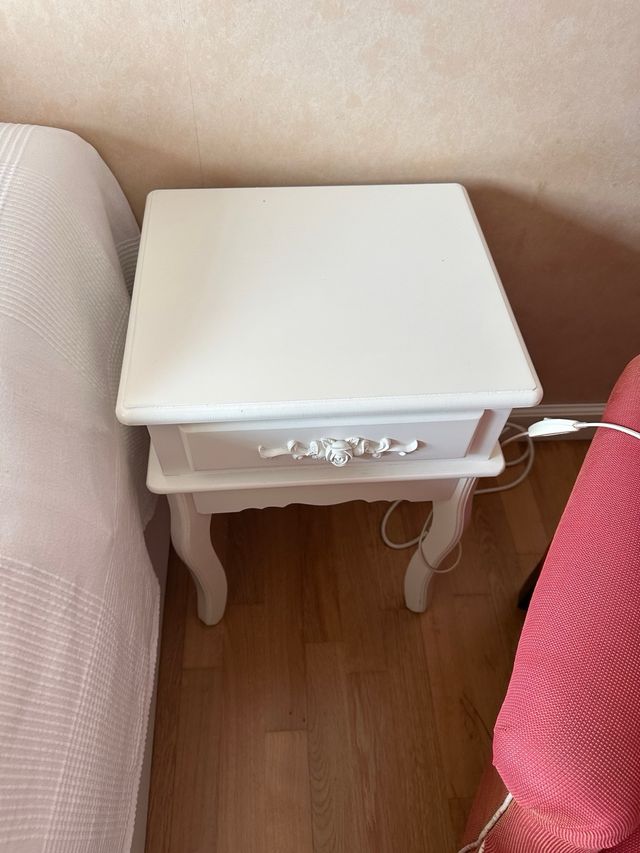 2 comodini bianchi con cassetto