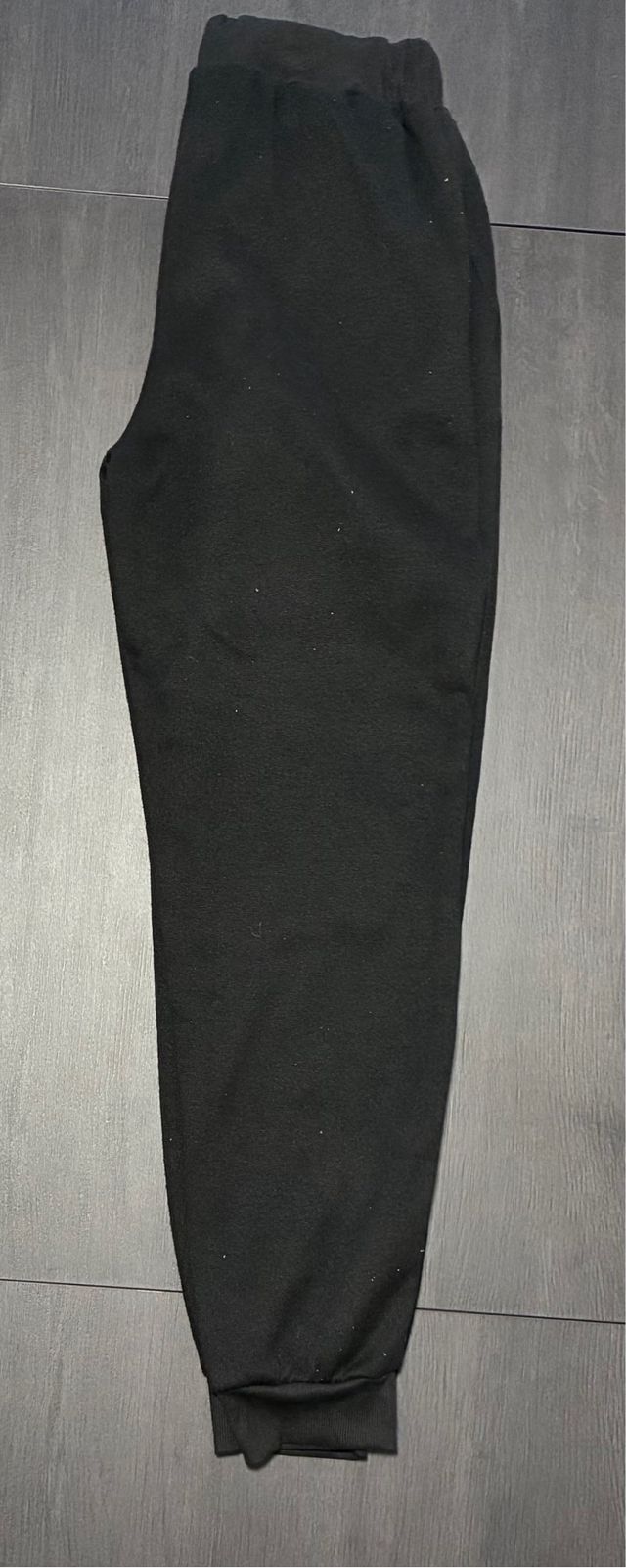 chandal completo negro con detalles rojos