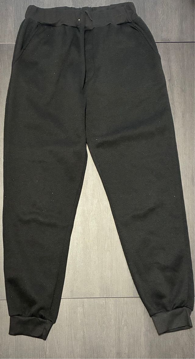 chandal completo negro con detalles rojos